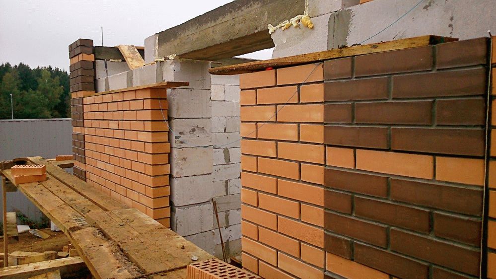 Кладка облицовочного кирпича по выгодной цене в Монолит-домстрой