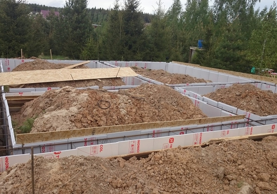 31.05.2017. Опалубка, армирование ленты фундамента.