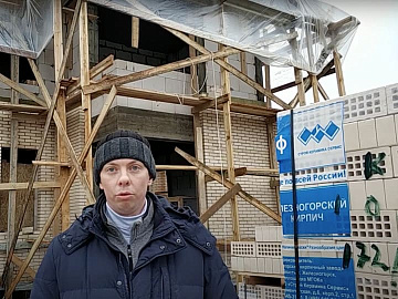 Проект дома с цокольным этажом и балконом