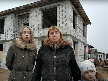 Проект дома с цокольным этажом и балконом