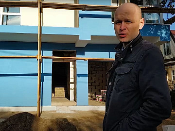 Проект дома с цокольным этажом и балконом