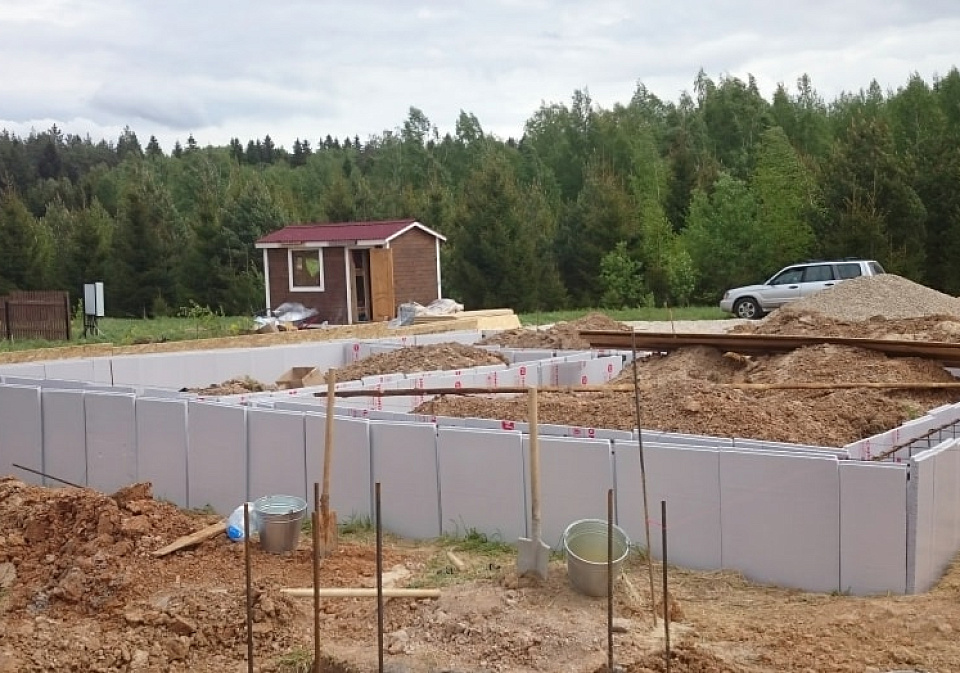 31.05.2017. Опалубка, армирование ленты фундамента.